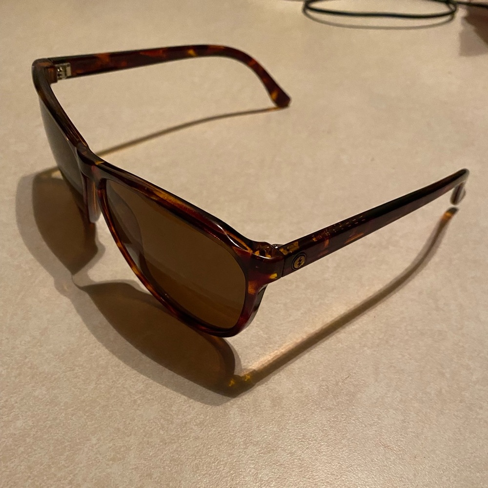 Electric Encelia’s sunglasses